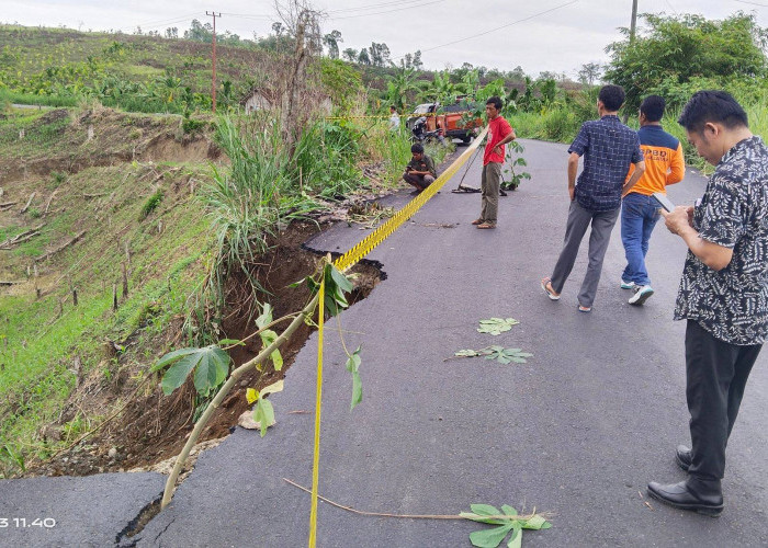 Akibat Cuaca Hujan, Jalan Simpang Saga Amblas