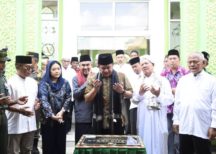 Herman Deru  Tandatangani Prasasti Peresmian Masjid Akbar Desa Pulau Pangung