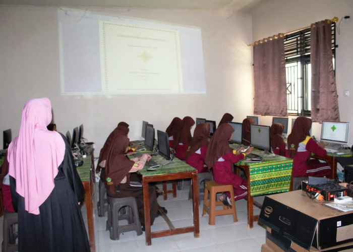  Madrasah Tsanawiyah Negeri (MTsN) 01 OKU Selatan Dorong Siswa Belajar dengan Teknologi
