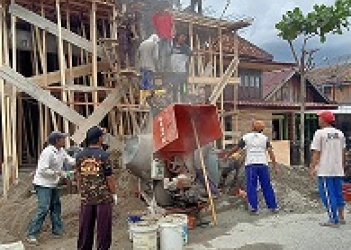 Banser Buay Pemaca Gotong Royong Lakukan Pengecoran Rumah Gus Muafiq