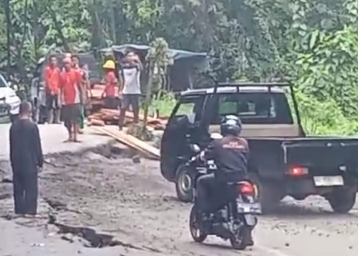 Jalan Lintas Sumatera di Dekat Simpang Tiga Imam Pengandonan, Amblas Akibat Cuaca Buruk