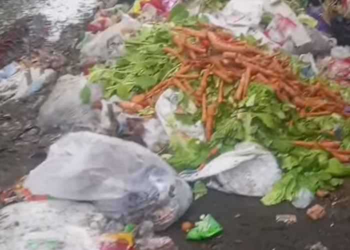 Tak Bisa Dilalui! Sampah Pasar Saka Selabung Menumpuk Hingga Tengah Jalan