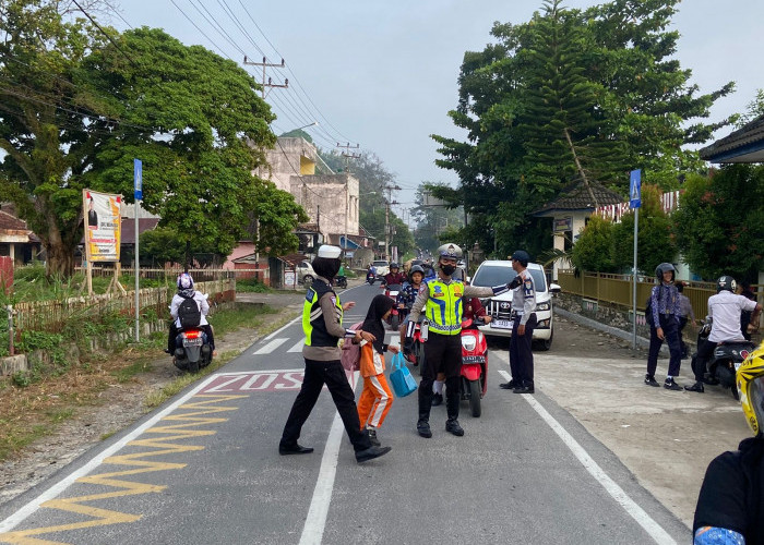 Jaga Keselamatan Siswa, Satlantas Terus Bantu Penyeberangan