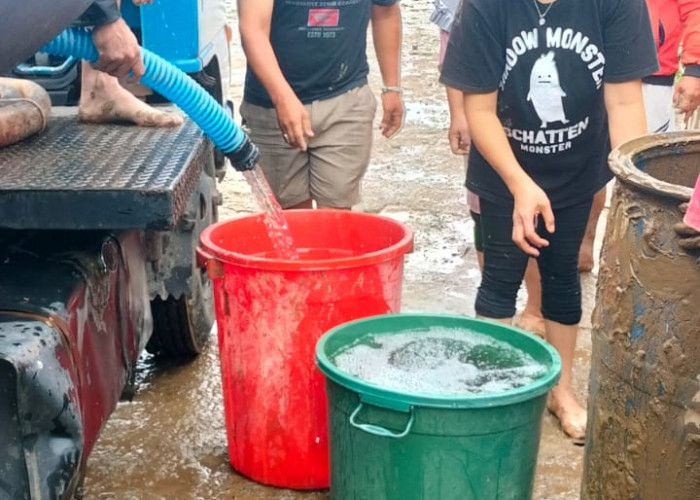 PDAM Berikan Bantuan Air Bersih Kepada Masyarakat Korban Banjir