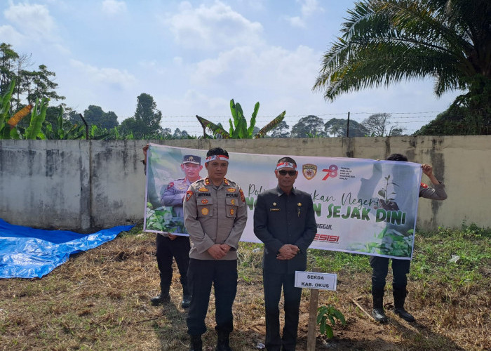 Jalankan Program Polri, Kapolres dan Sekda OKUS Gelar Penanaman Pohon Serentak