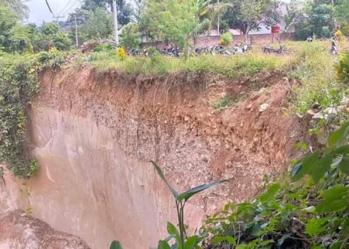 Lokasi Pemakaman Terancam Ambrol