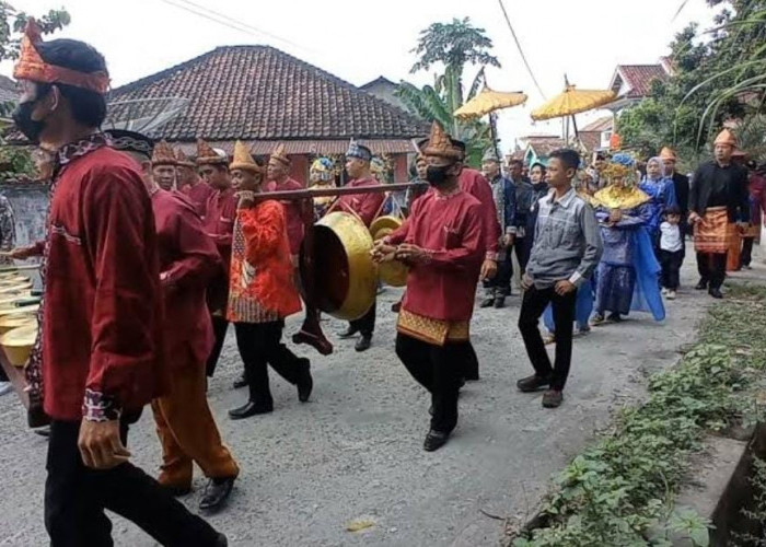 Gelar Adok dalam Tradisi Turun Menurun Suku Daya Kabupaten OKUS