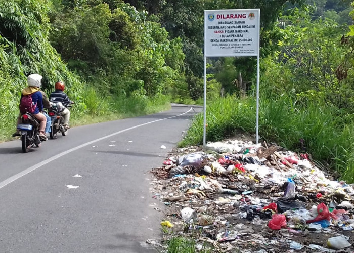 Nekat Buang Sampah di Tepi Jalan Kisau, Siap-Siap Masuk Bui