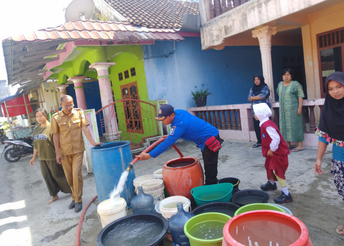 Dinas Damkar Bantu PDAM Tirta Saka Selabung Antar Air Bersih ke Warga