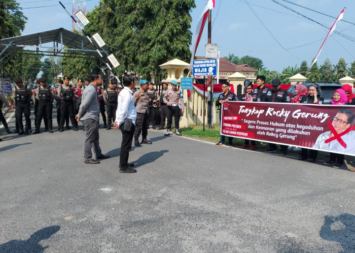 Aksi Damai Penyampaian Sikap oleh Pengurus DPC Repdem dan PDI Perjuangan Kab Okus di Polres Okus