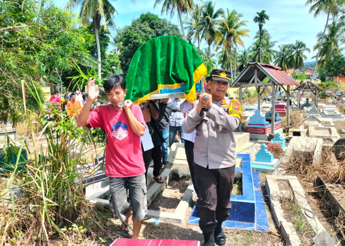 Polres Oku Selatan Melayat ke Rumah Duka Almh Marini binti Matolani, Ibunda Ustad Candra Irawan Spdi