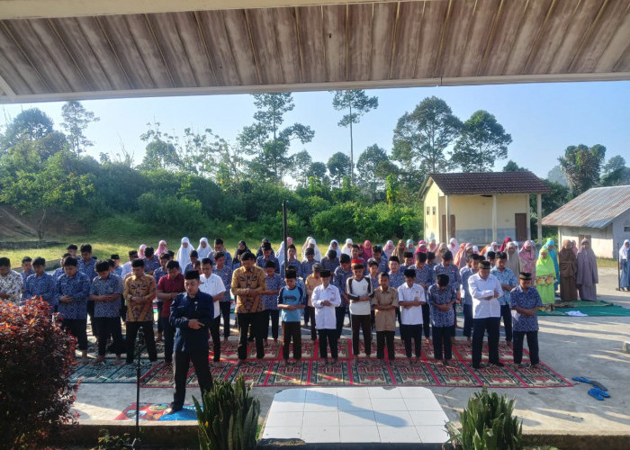 Didik Religius, SMPN-03 Muaradua Kisam Ajak Murid Salat Dhuha Sebelum Belajar