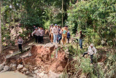 Polres OKU Selatan Tinjau Jembatan Putus Akibat Banjir di Desa Bunut