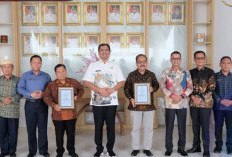 Bupati OKU Selatan Serahkan Bantuan dan Piagam Penghargaan Purna Bakti kepada PNS yang Memasuki BUP