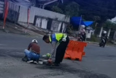 Cegah Lakalantas, Satlantas Polres OKU Selatan Tambal Jalan Berlubang di Seputar Pasar Muaradua