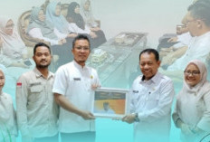 Dinilai Aktif dan Inovatif, Kakan Kemenag OKU Selatan Berikan Penghargaan kepada Tim Humas