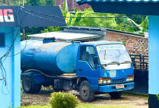 Distribusi Air Bersih Terganggu, Warga Simpang Pendagan hingga Kisau Dilayani Mobil Tangki