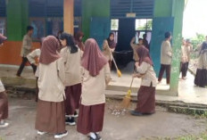 Siswa SMP Negeri 01 Simpang Gotong Royong Bersihkan Lingkungan Sekolah