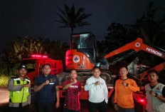 BPBD Turunkan Alat Berat, Longsor Tutup Akses Jalan Menuju Desa Tanjung Harapan