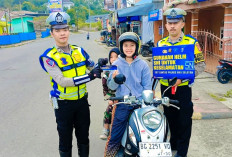 Polres OKU Selatan Ingatkan Pentingnya Kesadaran Memakai Helm Demi Keselamatan Berkendara
