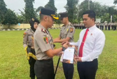 Kapolres OKU Selatan Berikan Penghargaan kepada Personel Berprestasi Januari 2026