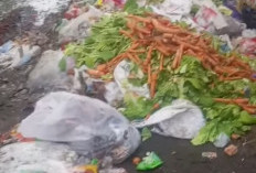 Tak Bisa Dilalui! Sampah Pasar Saka Selabung Menumpuk Hingga Tengah Jalan