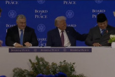 Prabowo–Trump Bertegur Sapa Hangat Saat Penandatanganan Piagam Dewan Perdamaian